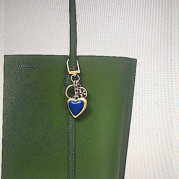 TORY BURCH - LOGO HEART KEYCHAIN / BAG CHARM (NWT) - Picture 12 of 13